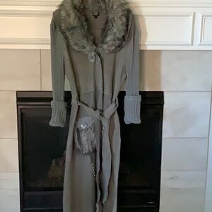 Artsy grey sweater fur color. Xl